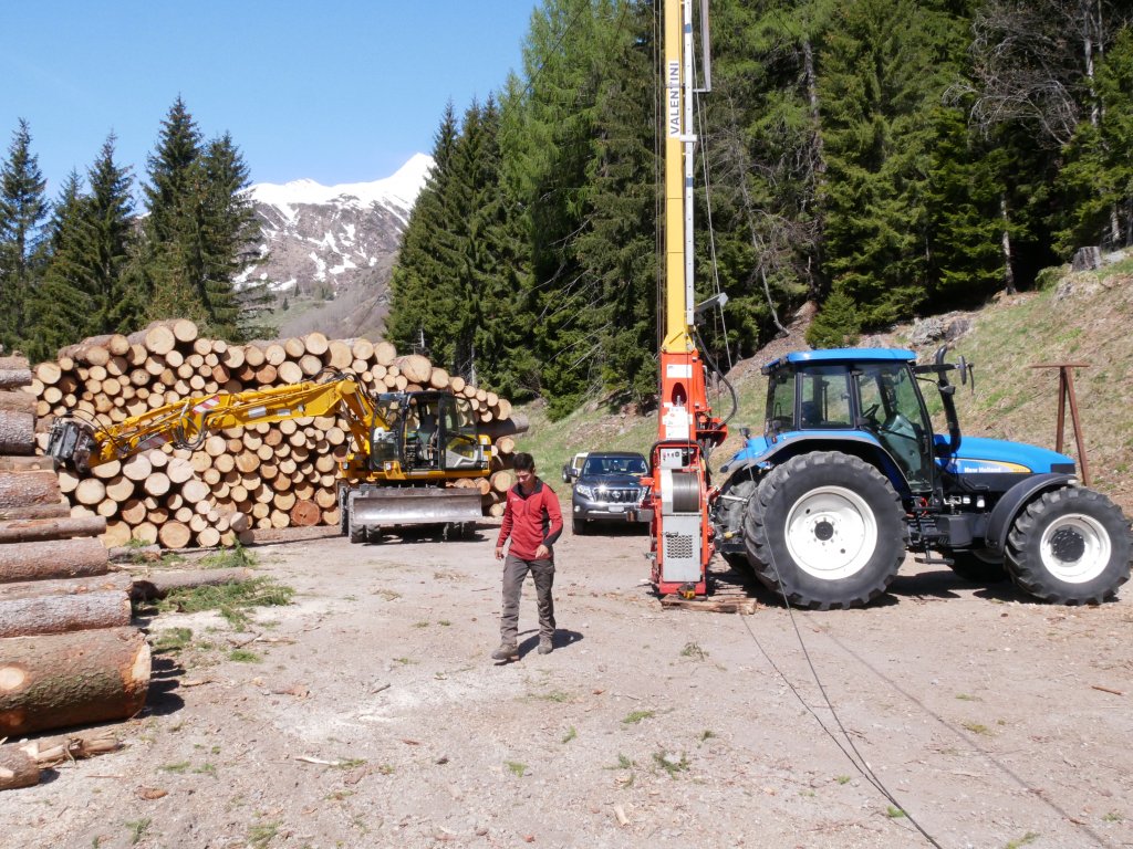 Trattore forestale articolato HSM 704 con gru e argani da 8 tonnellate